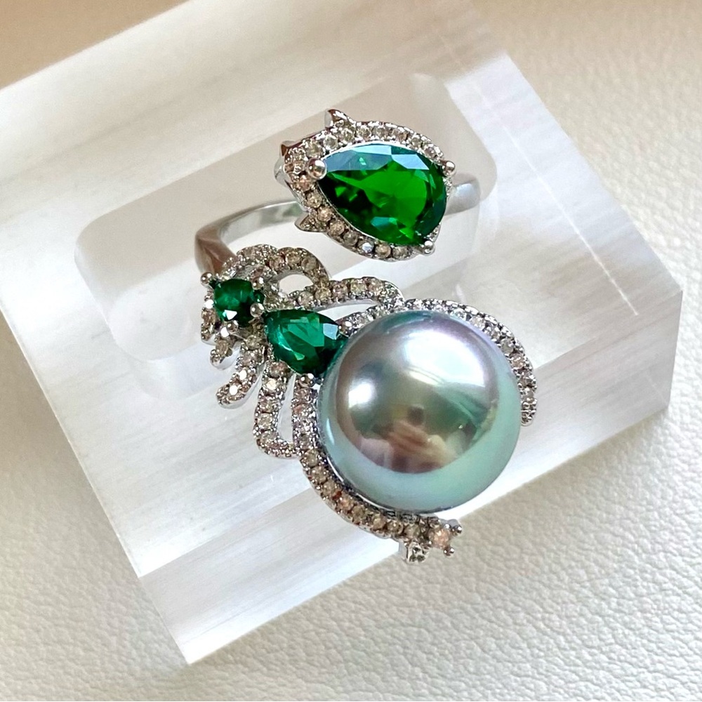 Elegant Silver Ring with Green Gemstones and Tahitian Pearl